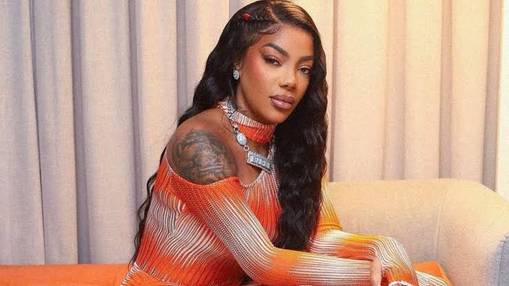 As várias facetas de Ludmilla! Depois de lançar a terceira edição do Numanice, seu projeto de pagode, a cantora usou as redes sociais para pontuar que agora irá focar na carreira pop.
