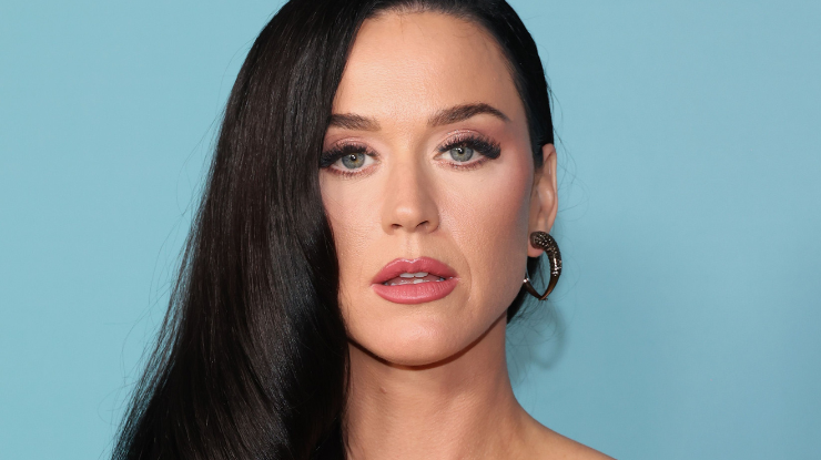 Oficialmente de volta à música! A cantora americana Katy Perry divulgou, na noite desta quinta-feira (11), a primeira canção de seu novo álbum de estúdio. Intitulada “Woman’s World”, a faixa fala sobre empoderamento feminino e chega já acompanhada de um videoclipe.“