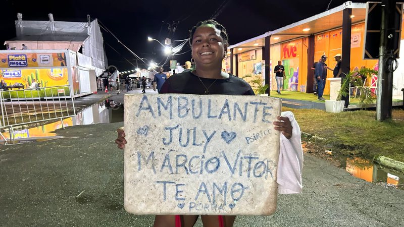 Ao som de “Firme e forte”, Márcio Victor chama ambulante ao palco e doa R$ 500 reais