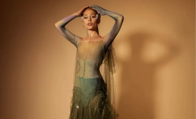 Durante sua passagem pelo MET Gala, Ariana Grande prometeu “uma coisinha nova em breve” relacionada ao filme “Wicked”