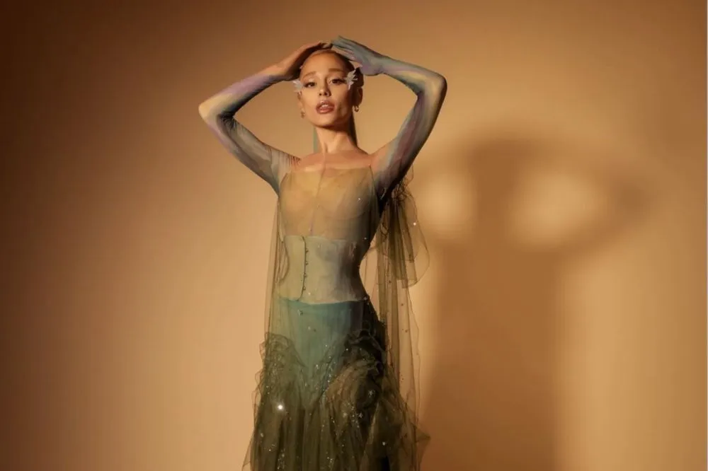 Durante sua passagem pelo MET Gala, Ariana Grande prometeu “uma coisinha nova em breve” relacionada ao filme “Wicked”