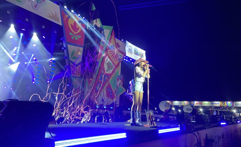 Ana Castela se apresenta no Parque de Exposições e faz a alegria do público infantil